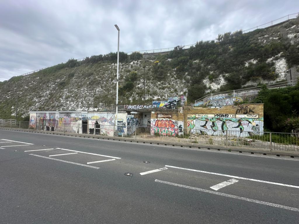 Lot: 33 - PLANNING FOR THIRTEEN SEAFRONT FLATS WITH BALCONIES AND SEA VIEWS WITH GROUND FLOOR CAFÉ - Dilapidated detached former caf?